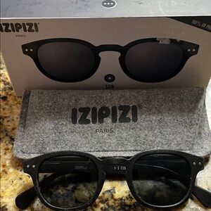 IZIPIZI Black Round Sunglasses for Men